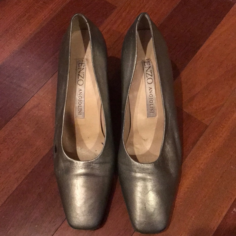 Silver gray pump